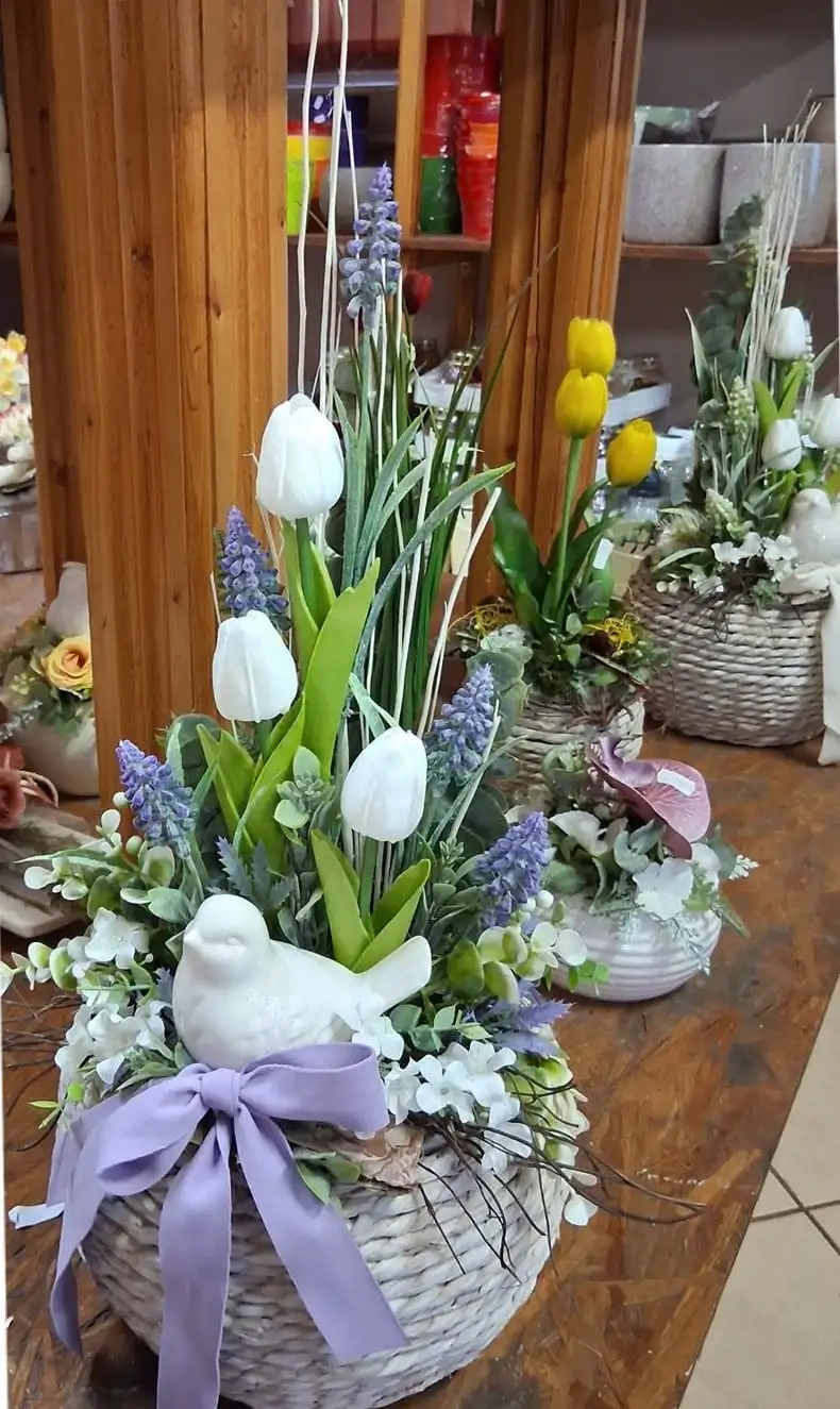 Tavaszi dísz fehér tulipánokkal, gyöngyikével, madárfigurával és lila szalaggal